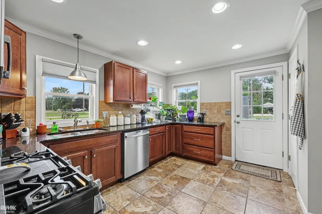 5281 Pointe Dr Drive East China Township MI 48054