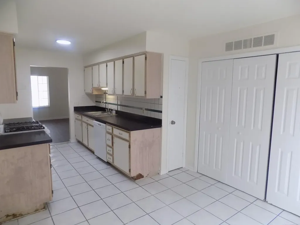 19121 Waldorf Street Roseville City MI 48066