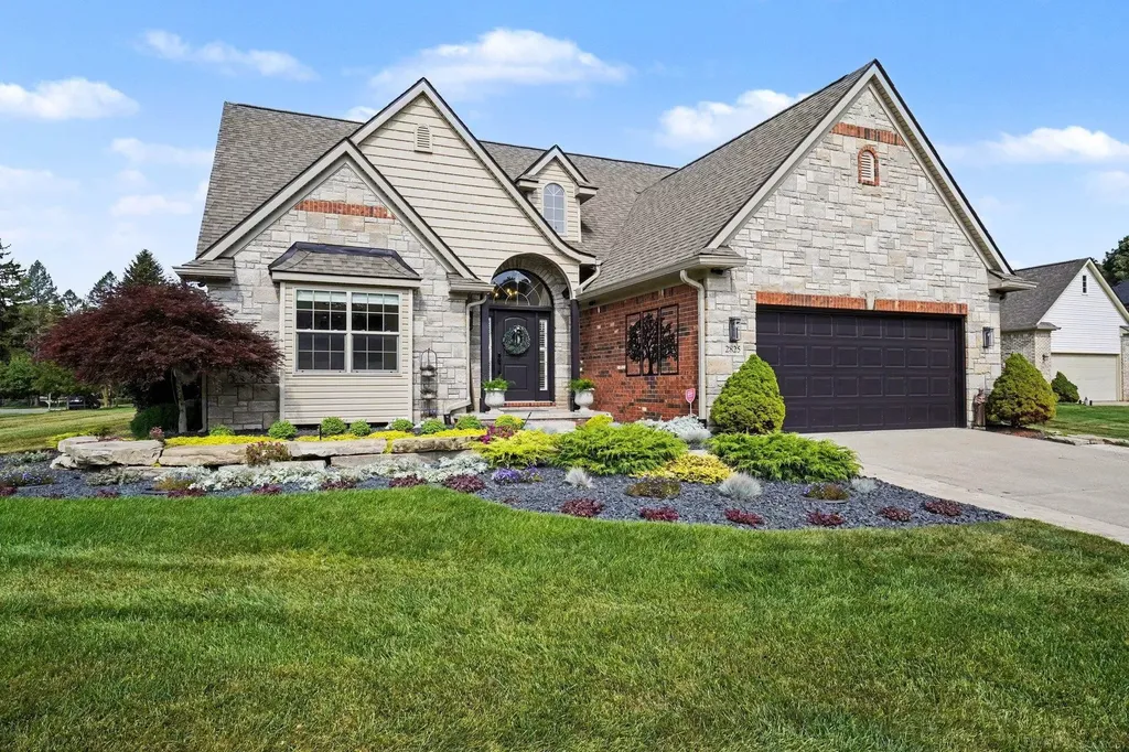 2825 Alorington Court Commerce Charter Township MI 48382