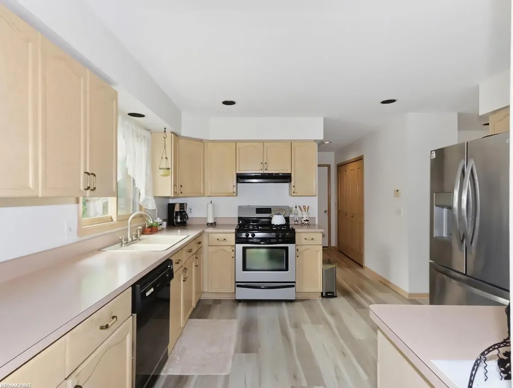 39328 Rivercrest Avenue Harrison Charter Township MI 48045