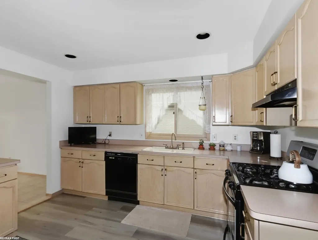 39328 Rivercrest Avenue Harrison Charter Township MI 48045