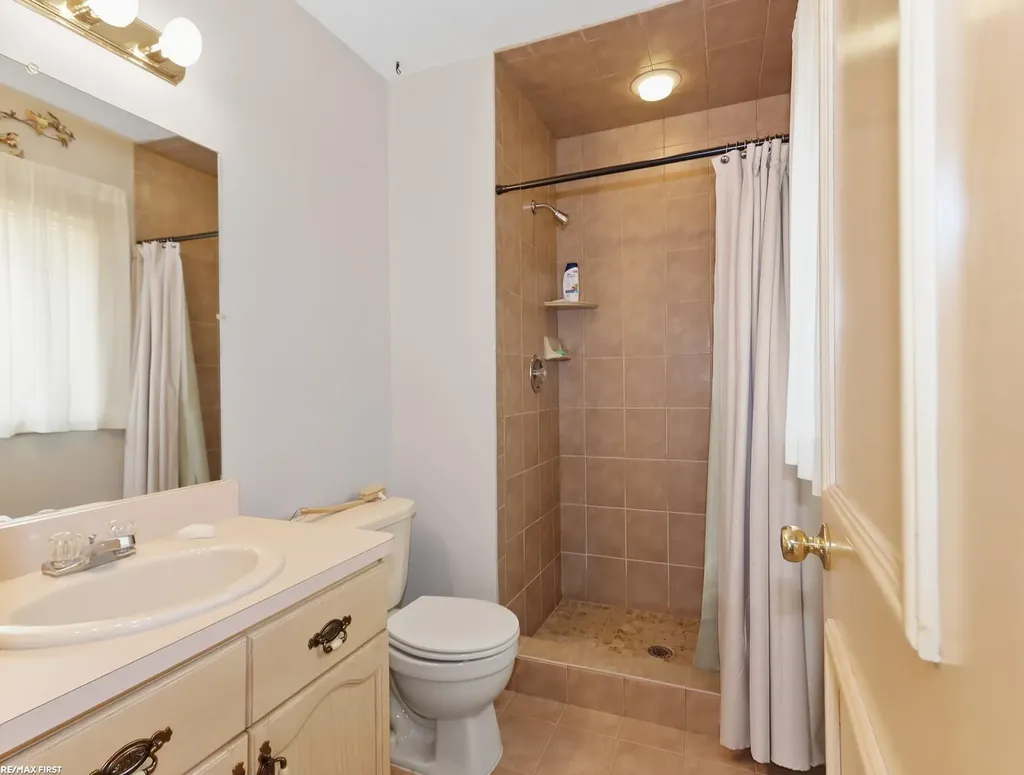 39328 Rivercrest Avenue Harrison Charter Township MI 48045