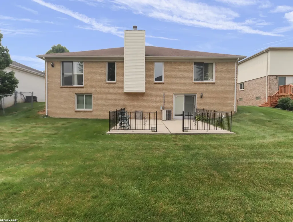 39328 Rivercrest Avenue Harrison Charter Township MI 48045