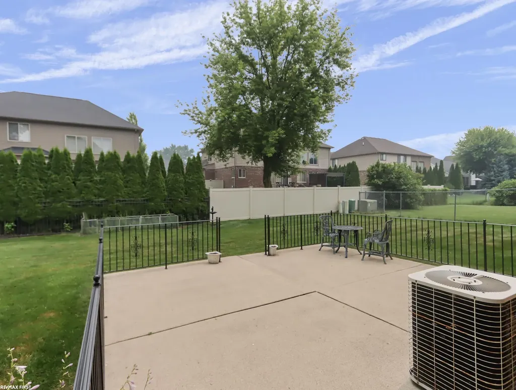 39328 Rivercrest Avenue Harrison Charter Township MI 48045