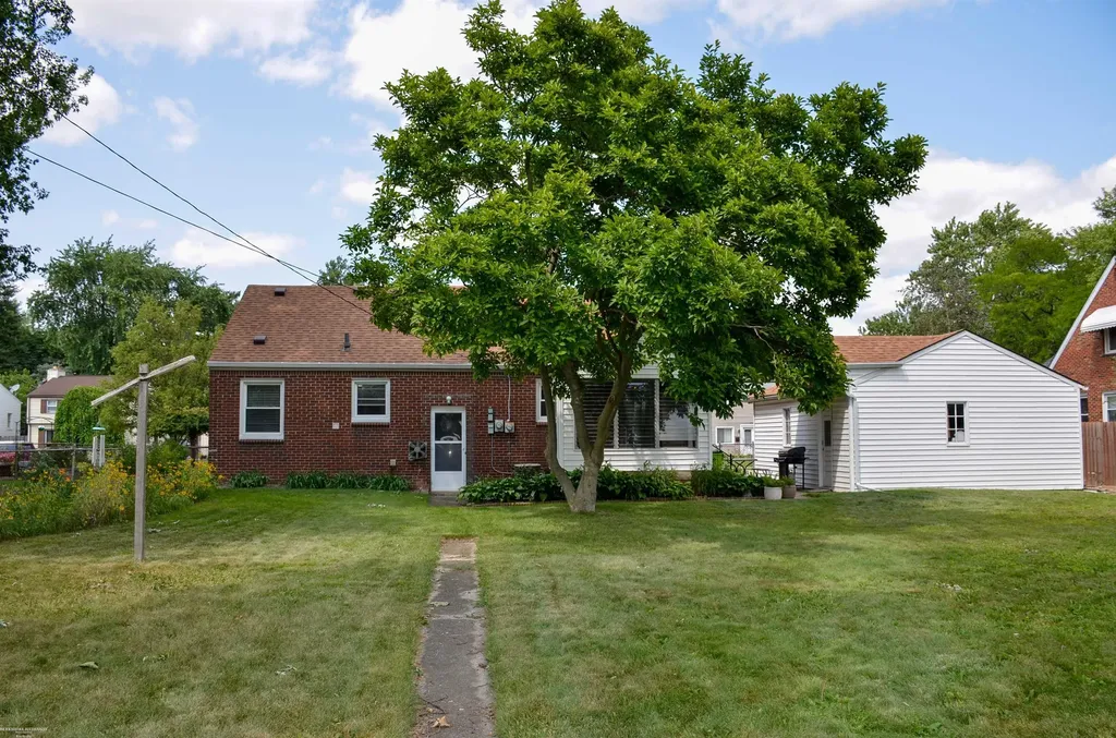 8474 Harding Street Center Line City MI 48015