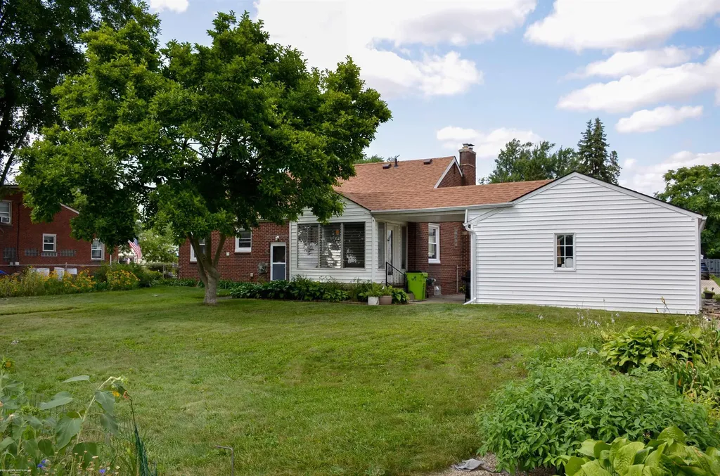 8474 Harding Street Center Line City MI 48015