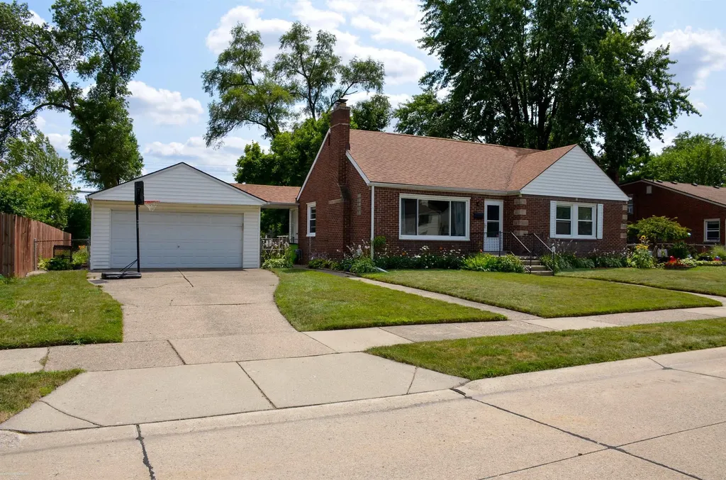 8474 Harding Street Center Line City MI 48015
