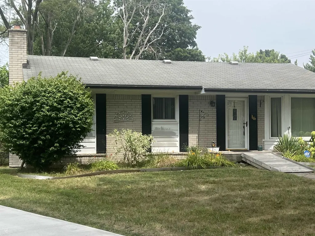 29581 Newport Drive Warren City MI 48088