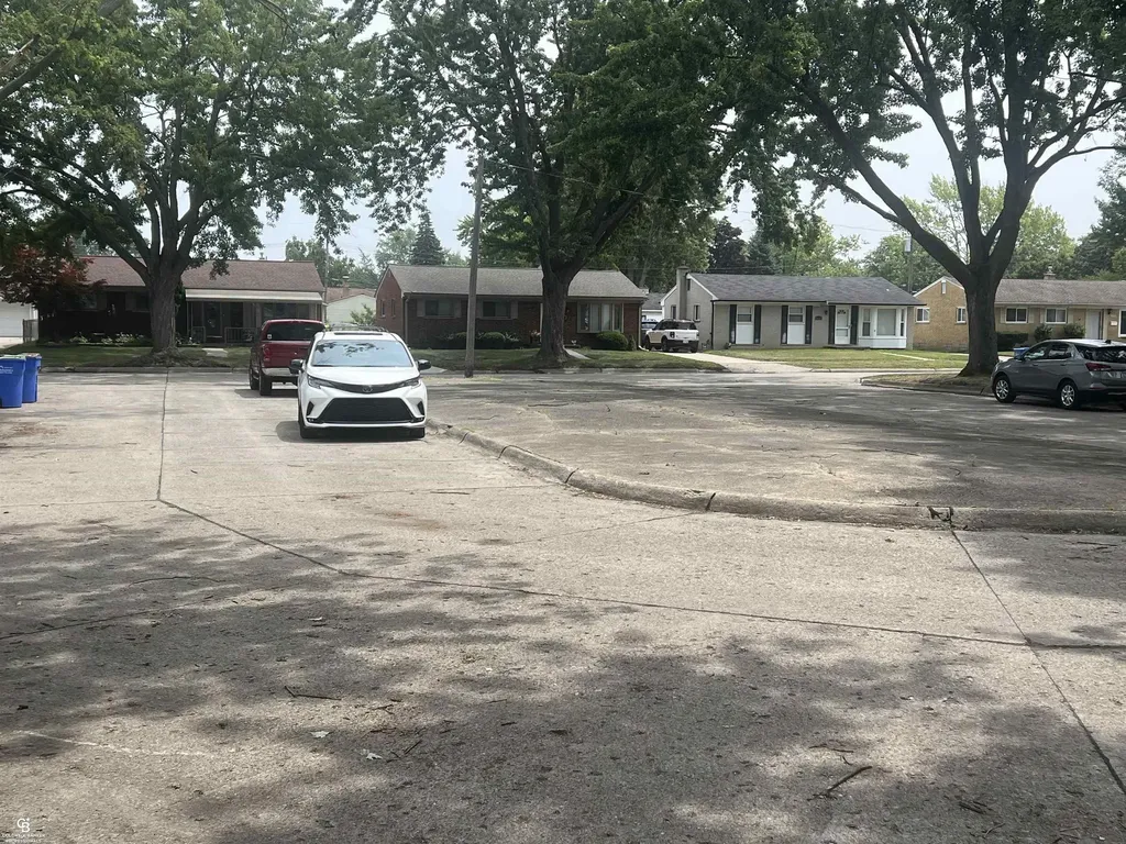 29581 Newport Drive Warren City MI 48088