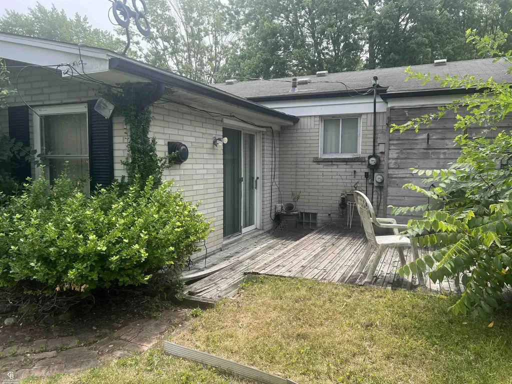 29581 Newport Drive Warren City MI 48088