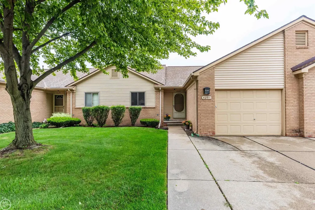 4255 John Paul Court Warren City MI 48091
