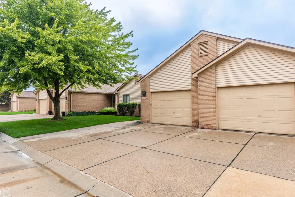 4255 John Paul Court Warren City MI 48091