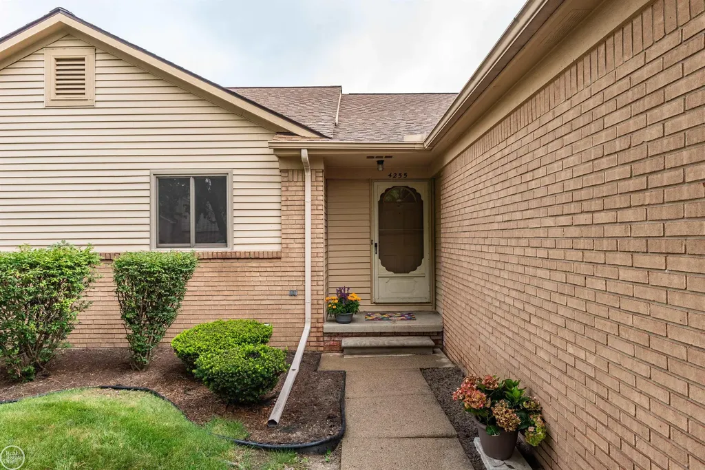 4255 John Paul Court Warren City MI 48091