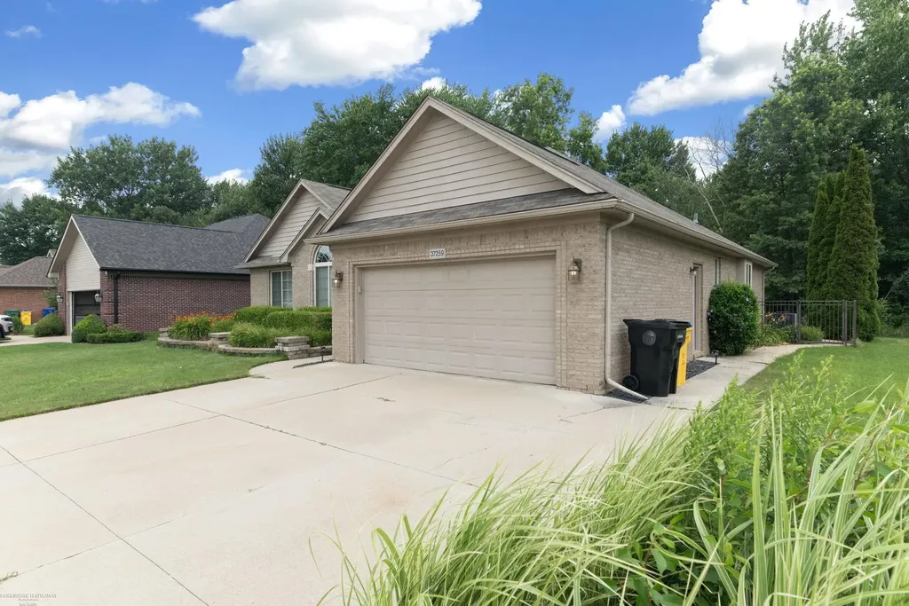 37259 Willow Creek Lane New Baltimore City MI 48047