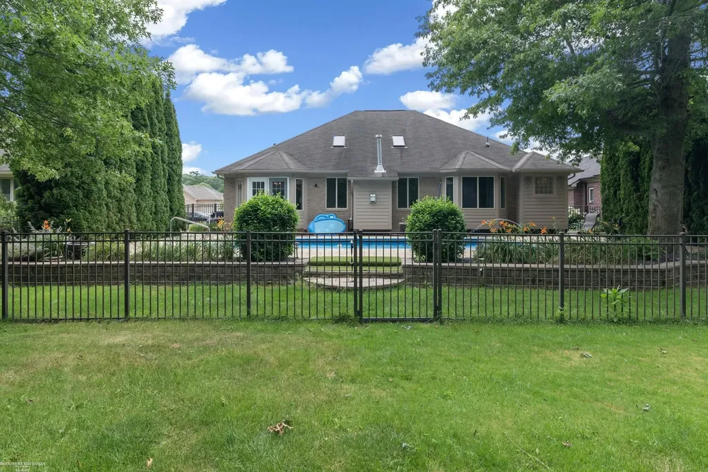 37259 Willow Creek Lane New Baltimore City MI 48047