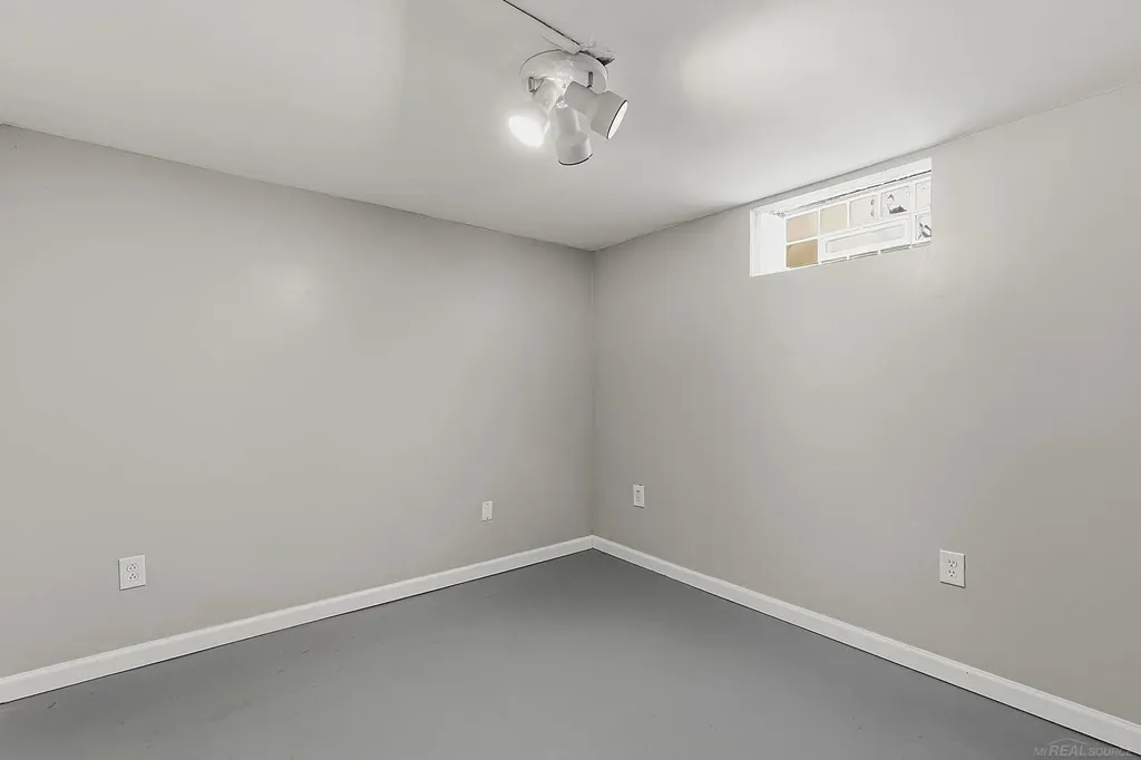 16213 Forest Avenue Eastpointe City MI 48021