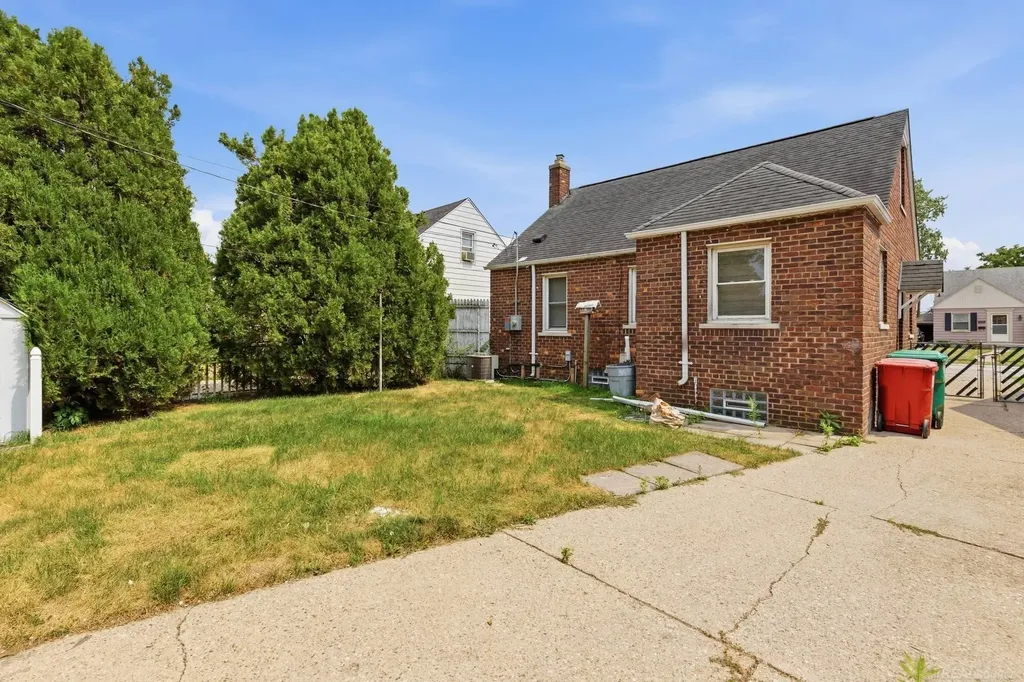 16213 Forest Avenue Eastpointe City MI 48021