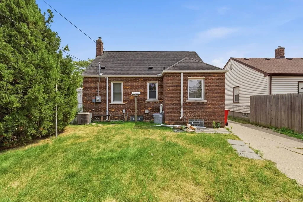 16213 Forest Avenue Eastpointe City MI 48021