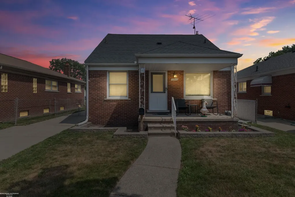 21605 Trombly Street St. Clair Shores City MI 48080