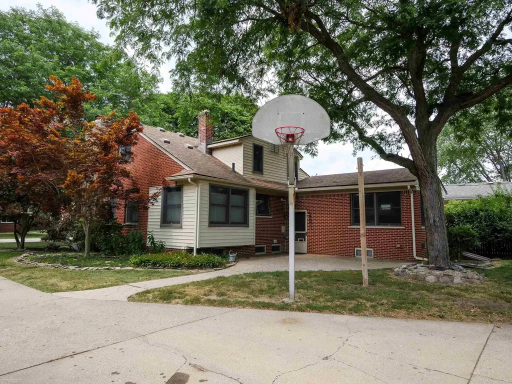 44850 Kemp Street Sterling Heights City MI 48314