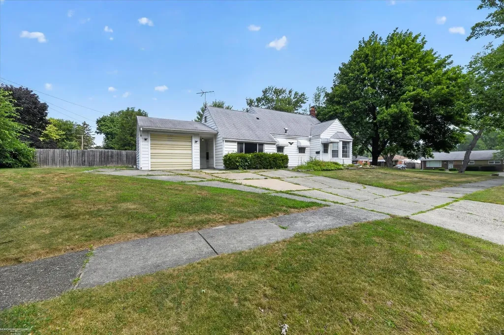 1114 Burlington Drive Mt. Clemens City MI 48043