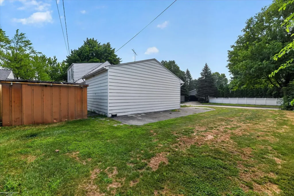 1114 Burlington Drive Mt. Clemens City MI 48043