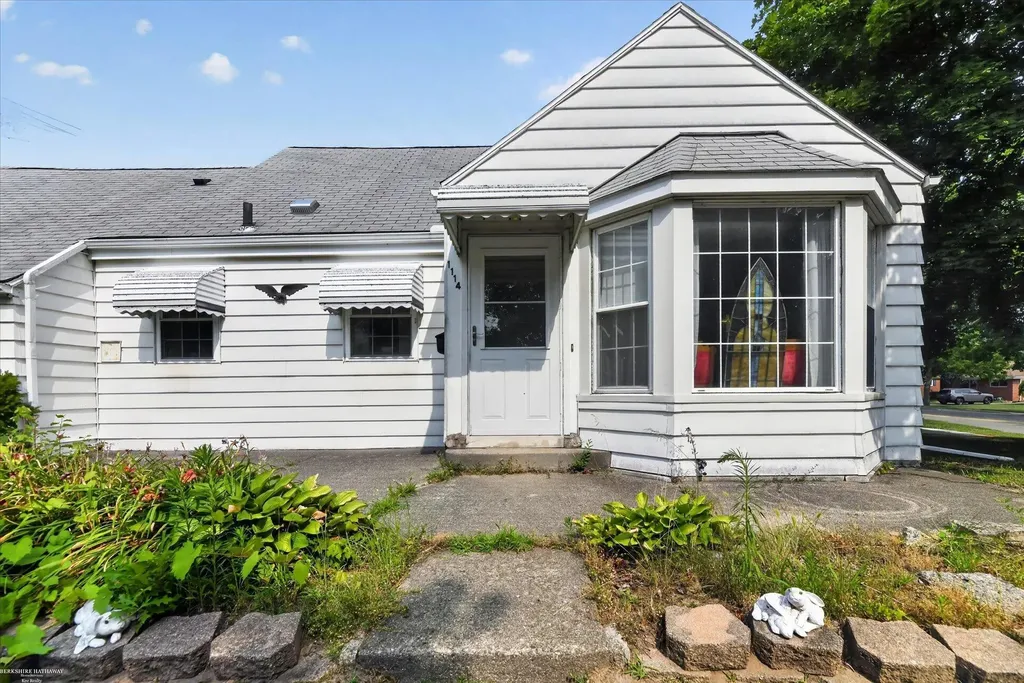 1114 Burlington Drive Mt. Clemens City MI 48043