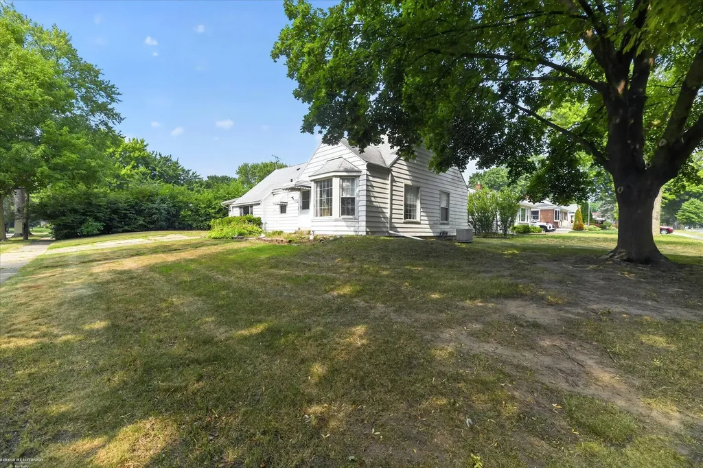1114 Burlington Drive Mt. Clemens City MI 48043