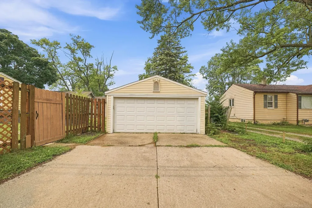 1069 Urbancrest Drive Troy City MI 48083