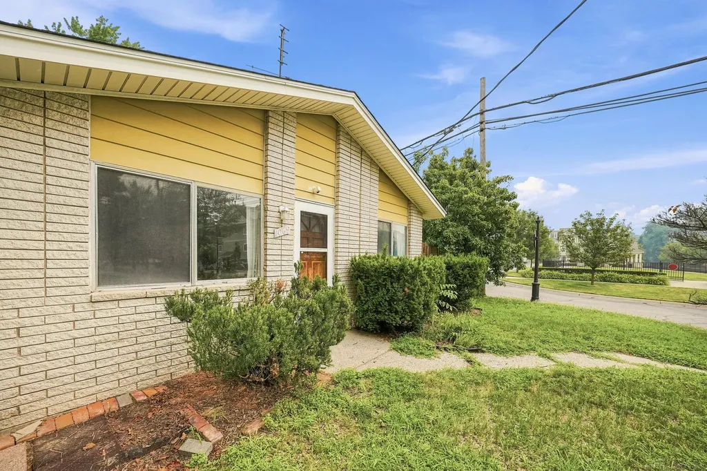 1069 Urbancrest Drive Troy City MI 48083