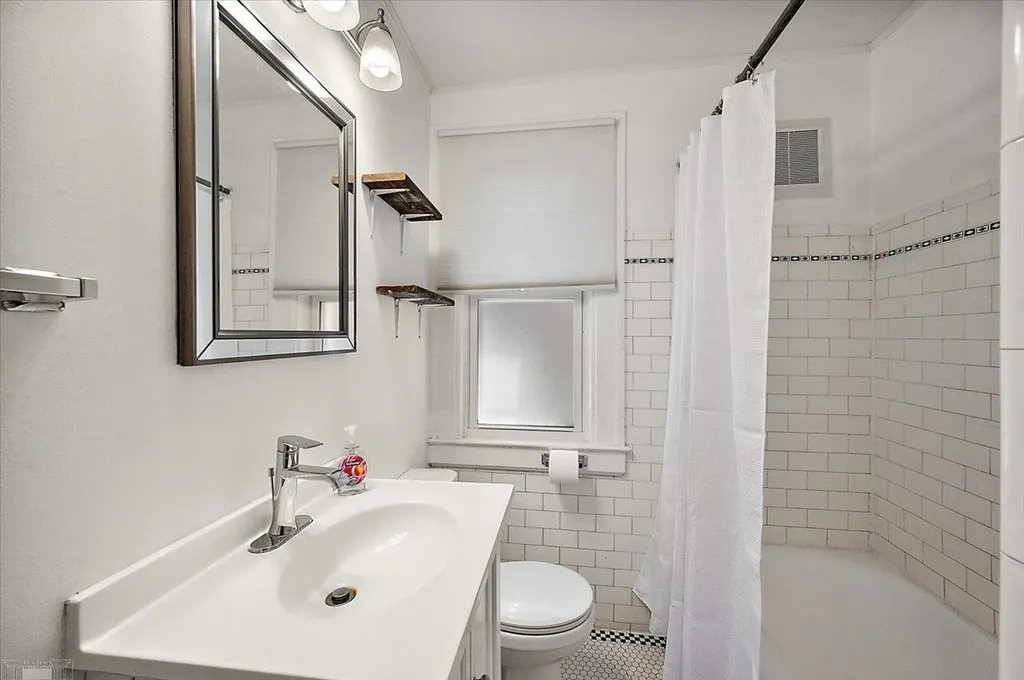873-875 Beaconsfield Avenue Grosse Pointe Park City MI 48230
