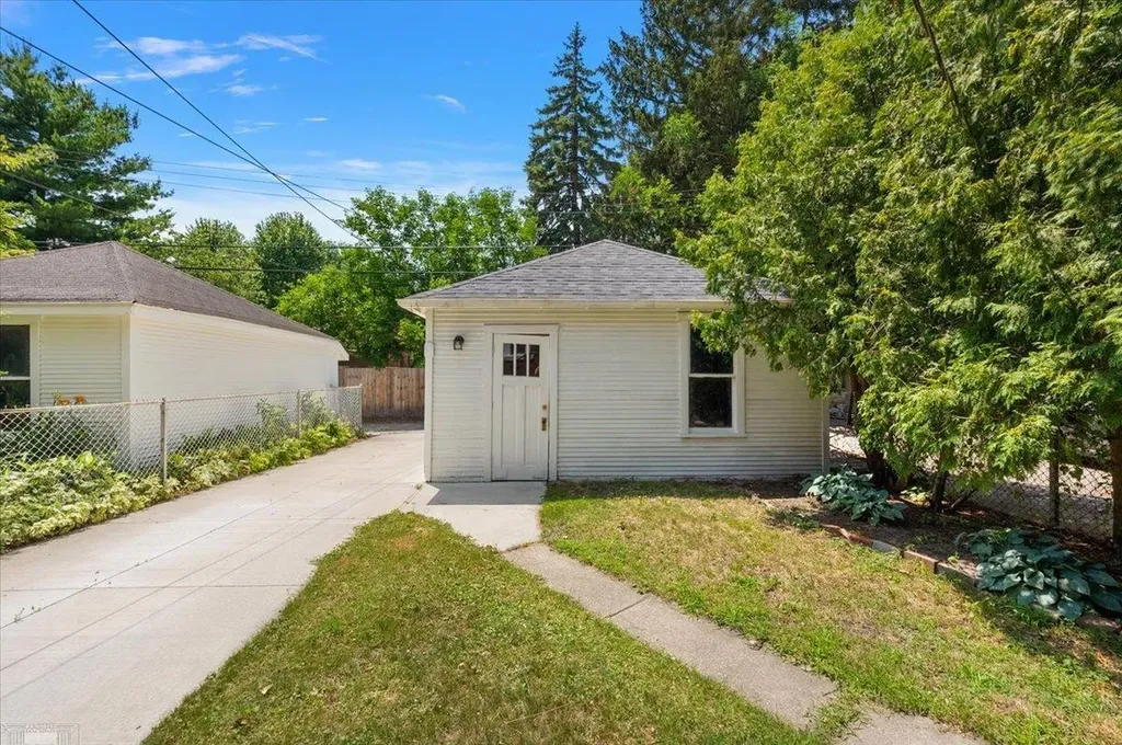 873-875 Beaconsfield Avenue Grosse Pointe Park City MI 48230