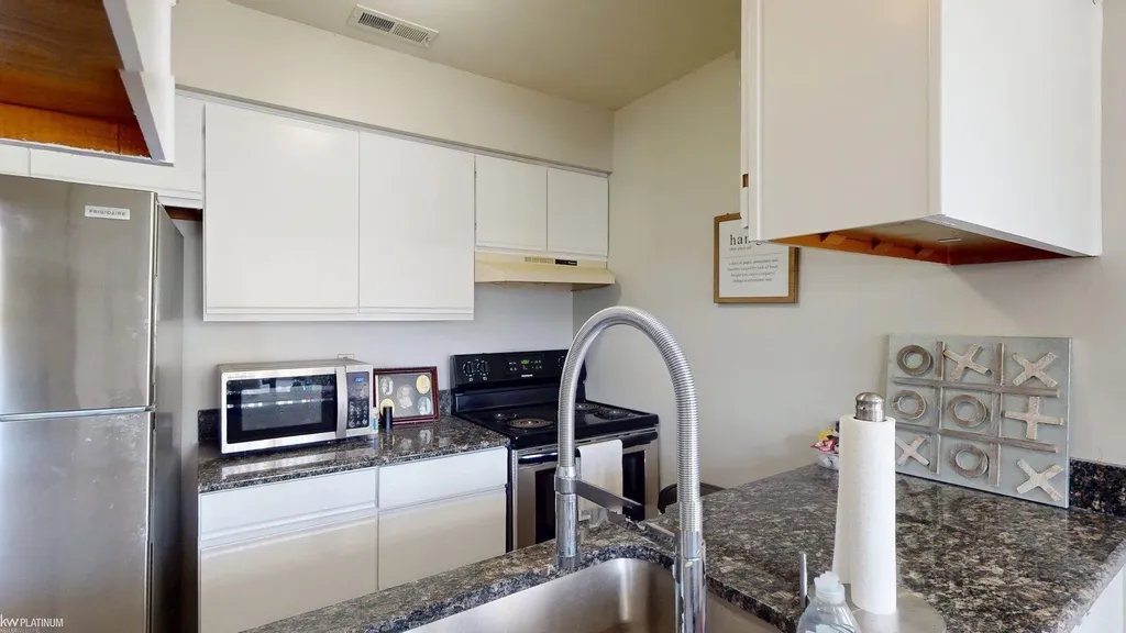 24114 Avon Lane Clinton Charter Township MI 48036