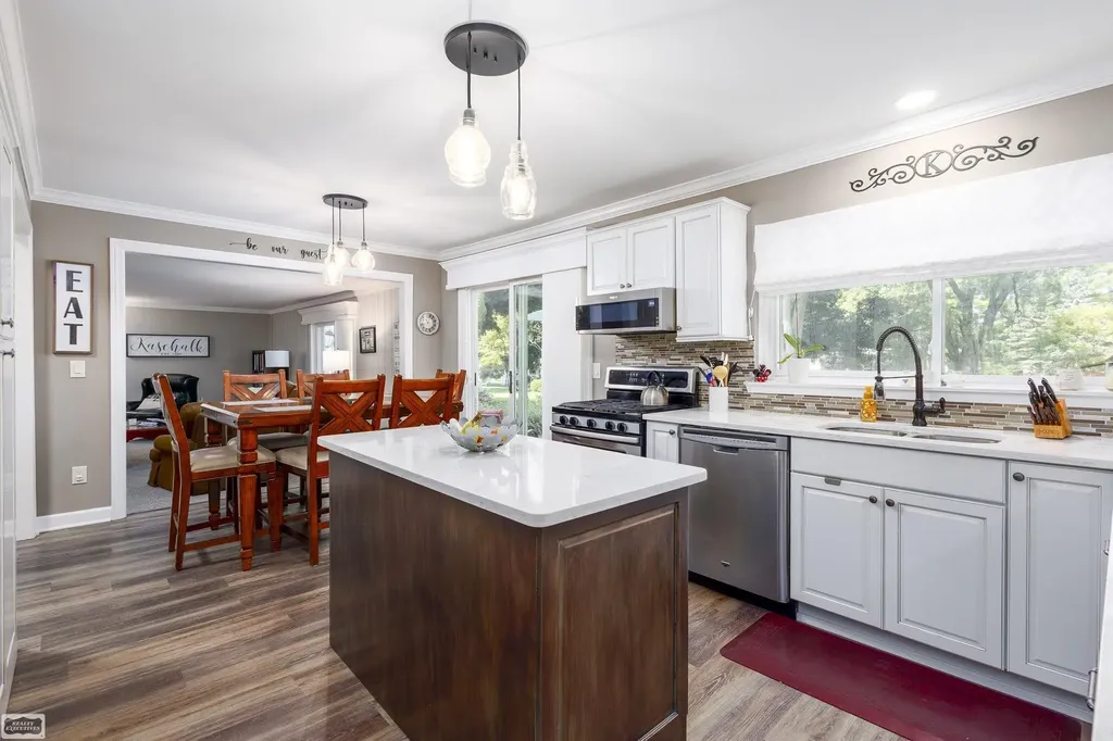 1374 E Horseshoe Bend Drive Rochester Hills City MI 48306