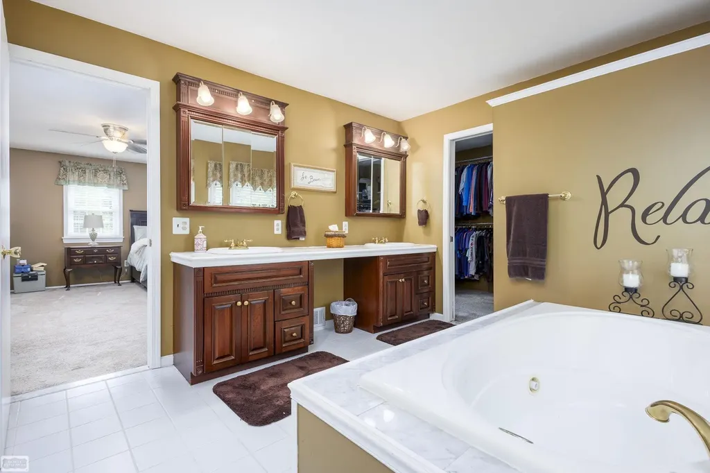 1374 E Horseshoe Bend Drive Rochester Hills City MI 48306