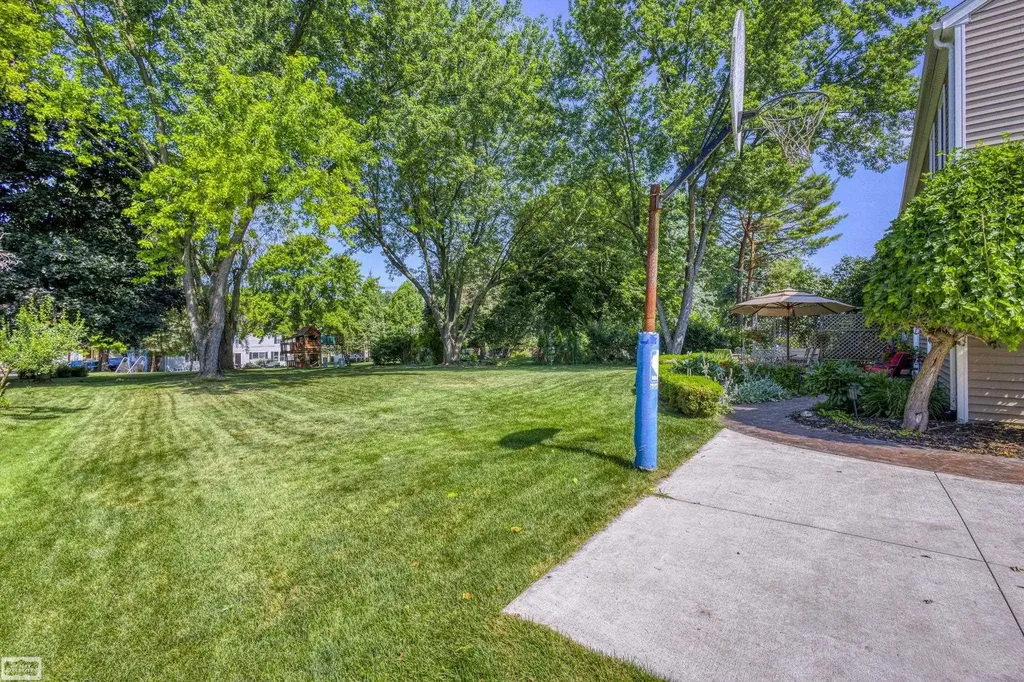 1374 E Horseshoe Bend Drive Rochester Hills City MI 48306