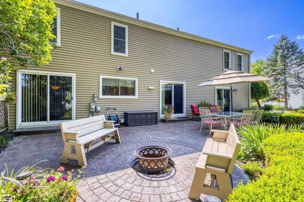 1374 E Horseshoe Bend Drive Rochester Hills City MI 48306