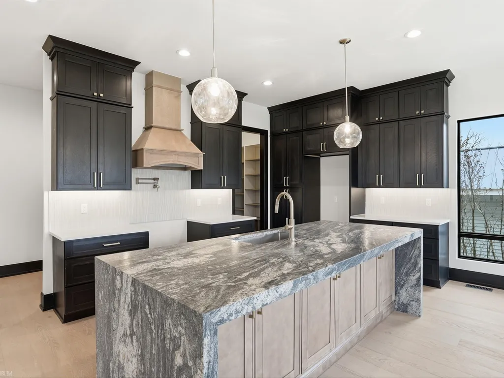 41215 Belvidere Street Harrison Charter Township MI 48045