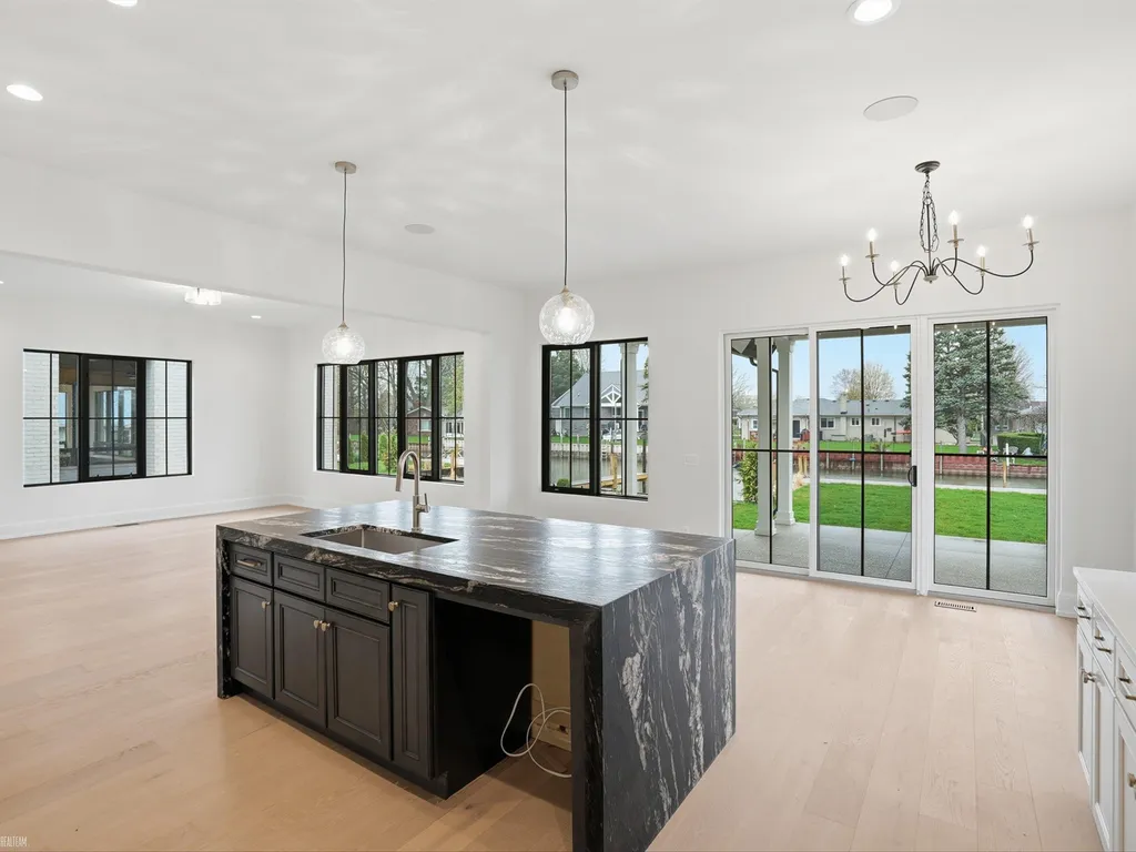 41225 Belvidere Street Harrison Charter Township MI 48045