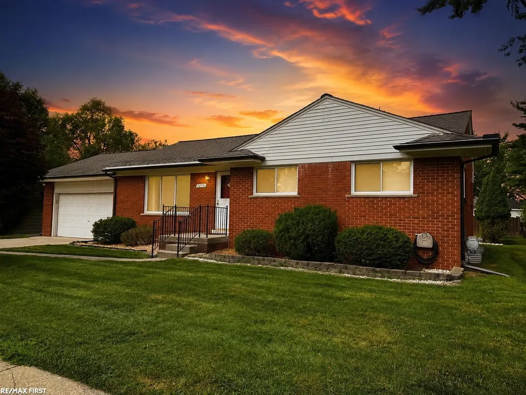32751 Knapp Avenue Warren City MI 48093