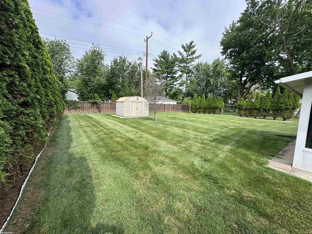 32751 Knapp Avenue Warren City MI 48093