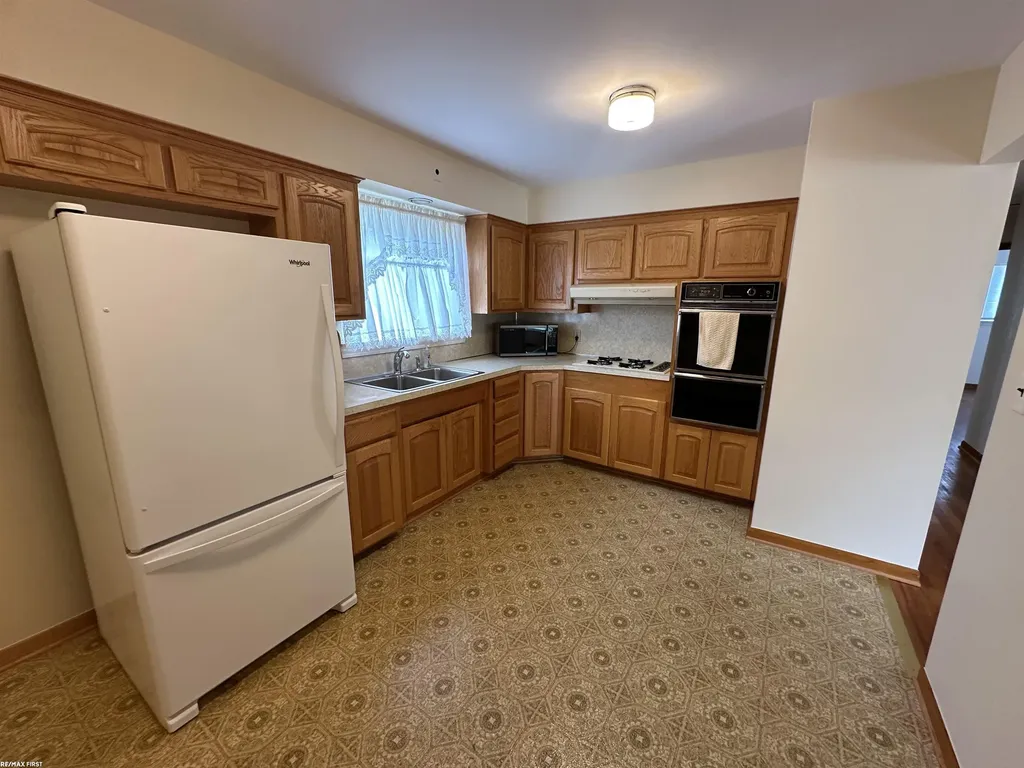 32751 Knapp Avenue Warren City MI 48093