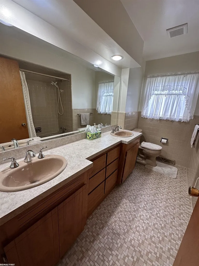 32751 Knapp Avenue Warren City MI 48093