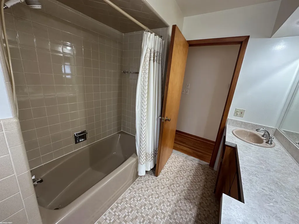 32751 Knapp Avenue Warren City MI 48093