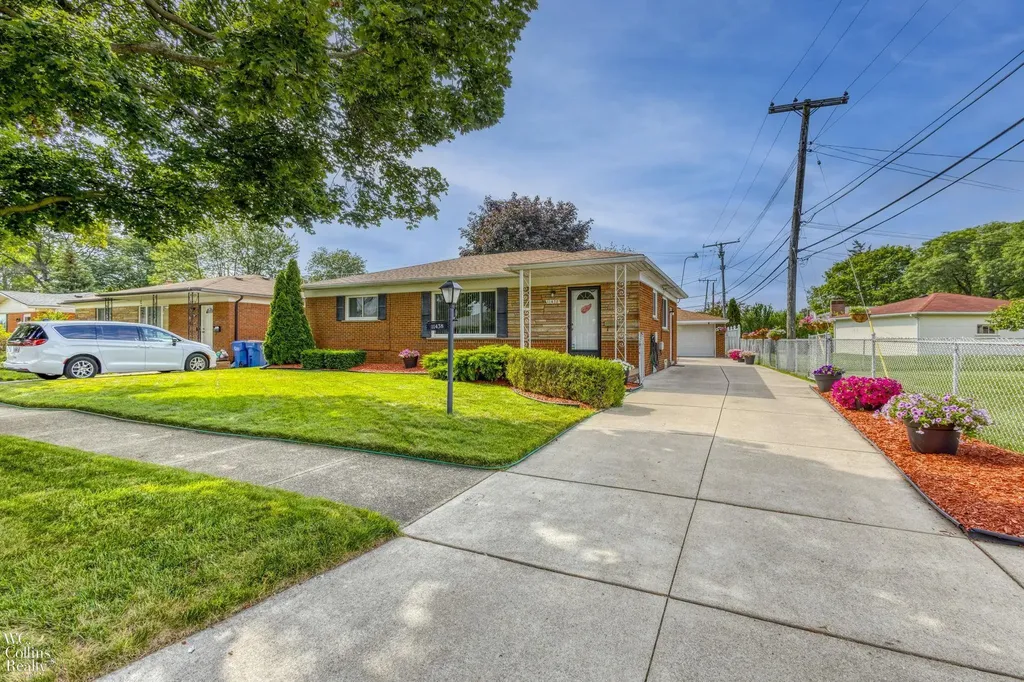 11438 Gerald Drive Warren City MI 48093