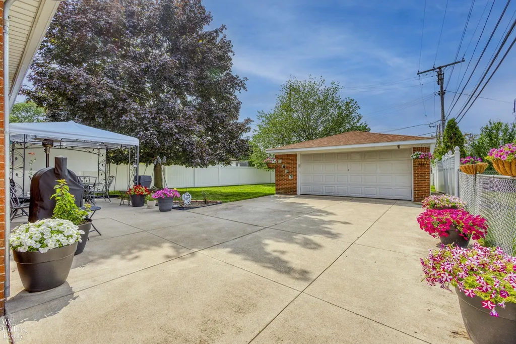 11438 Gerald Drive Warren City MI 48093