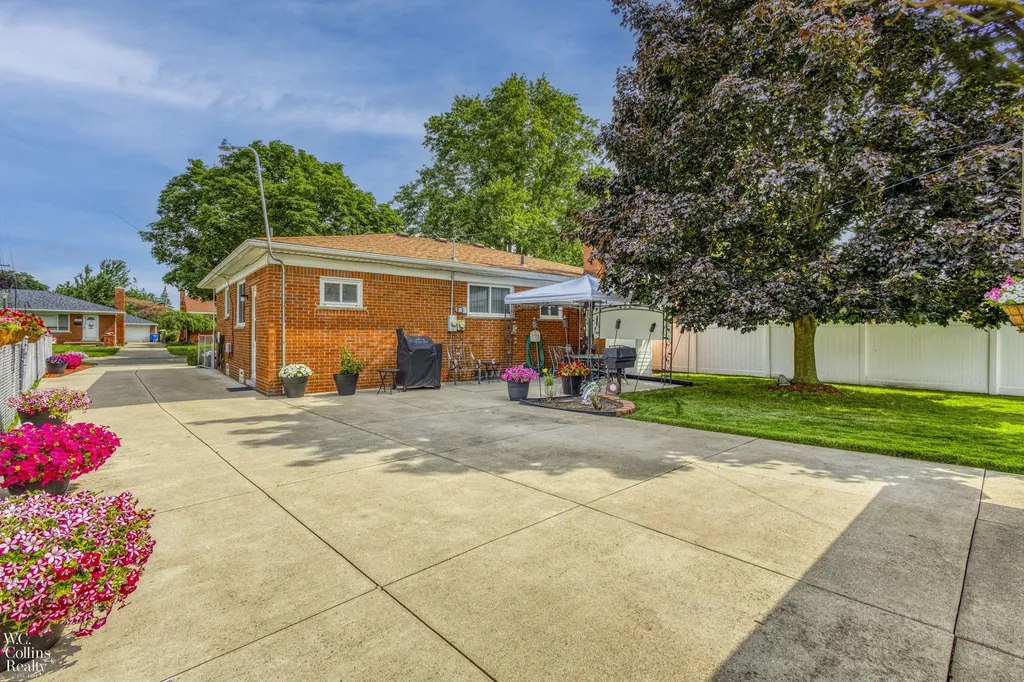 11438 Gerald Drive Warren City MI 48093