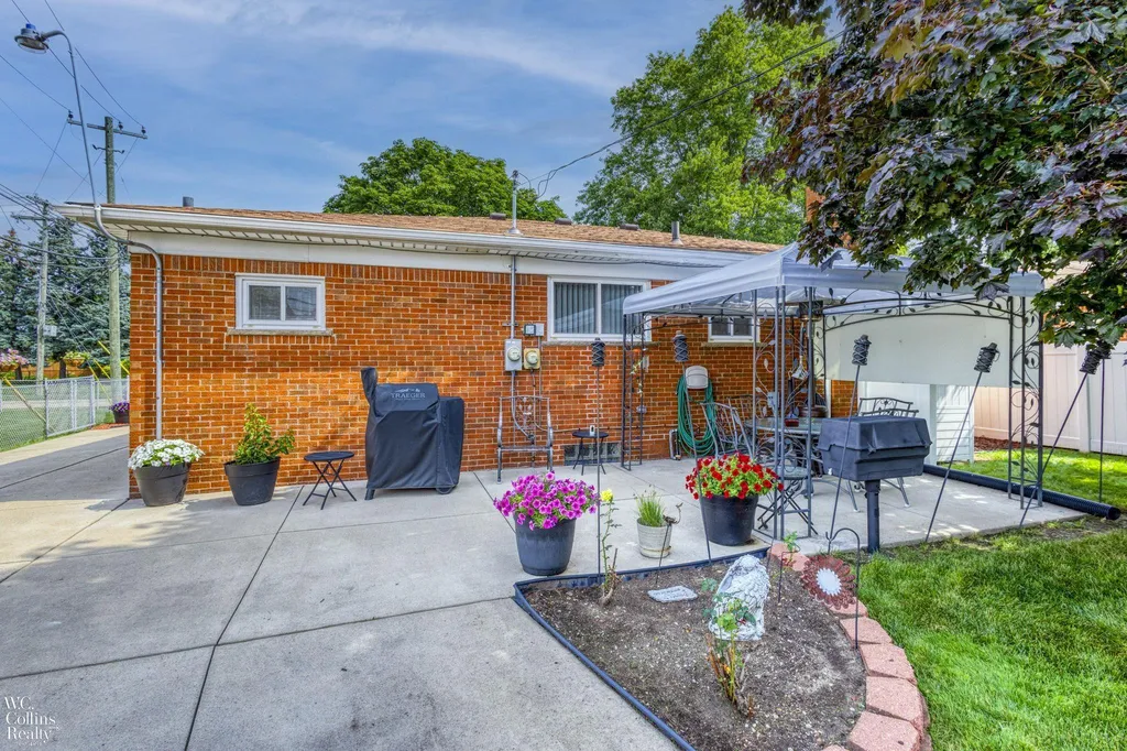11438 Gerald Drive Warren City MI 48093
