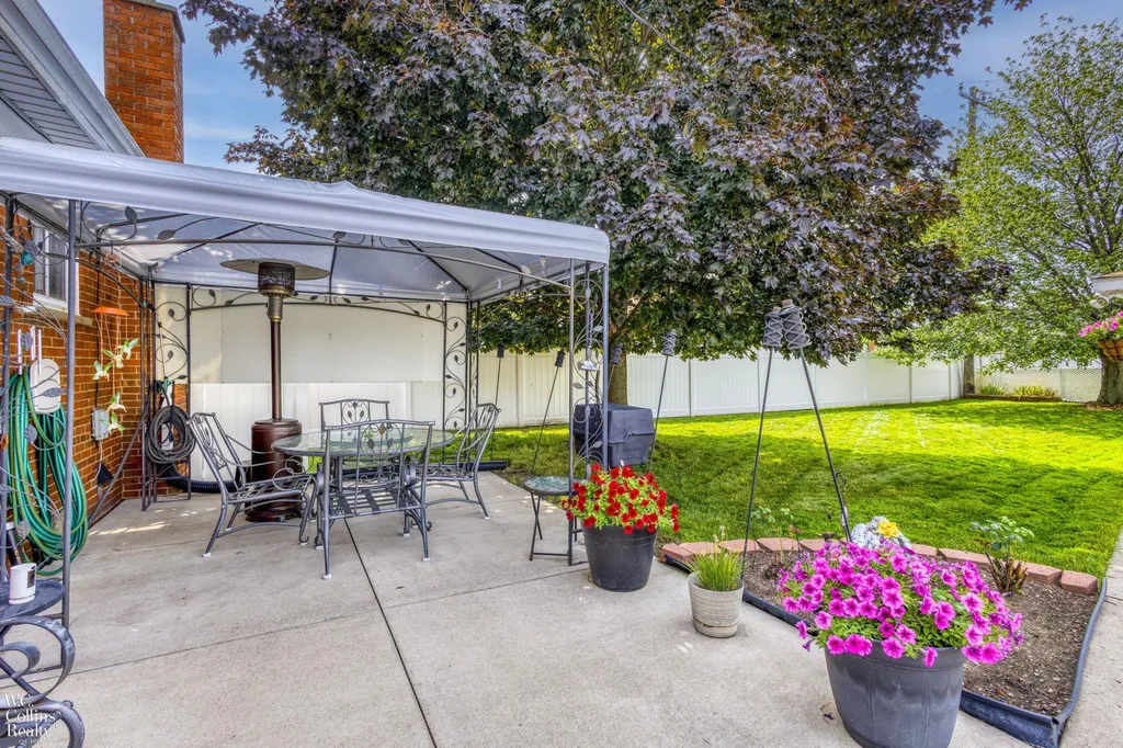 11438 Gerald Drive Warren City MI 48093