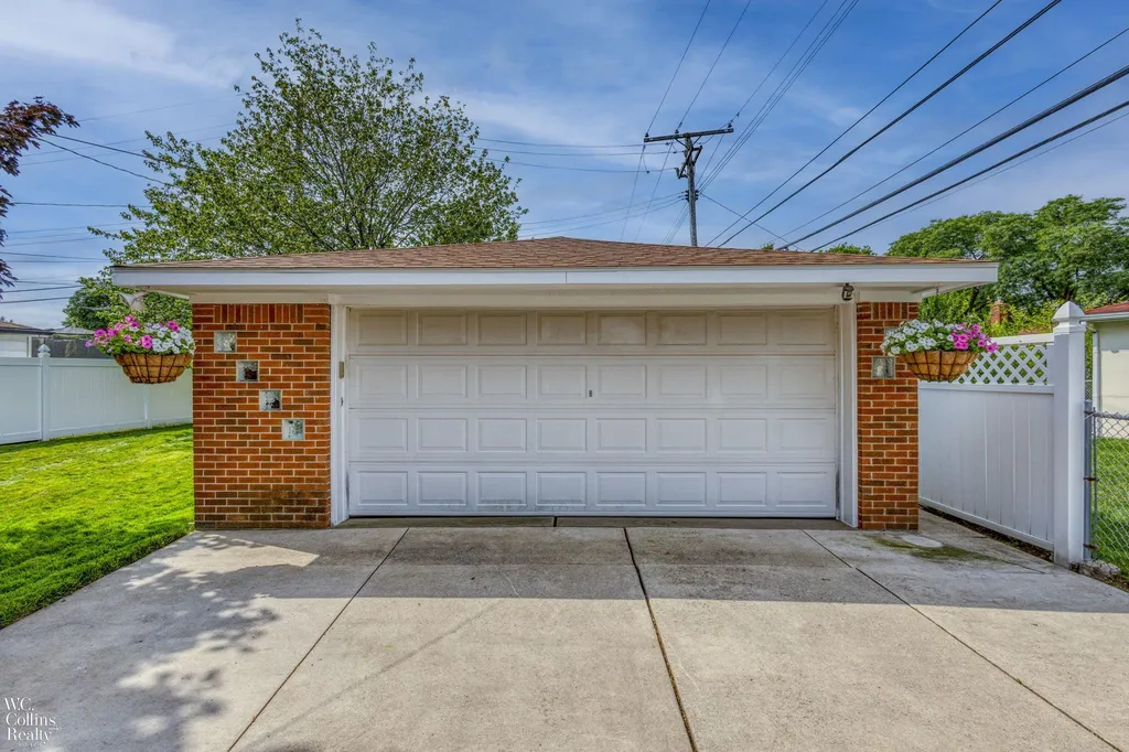11438 Gerald Drive Warren City MI 48093